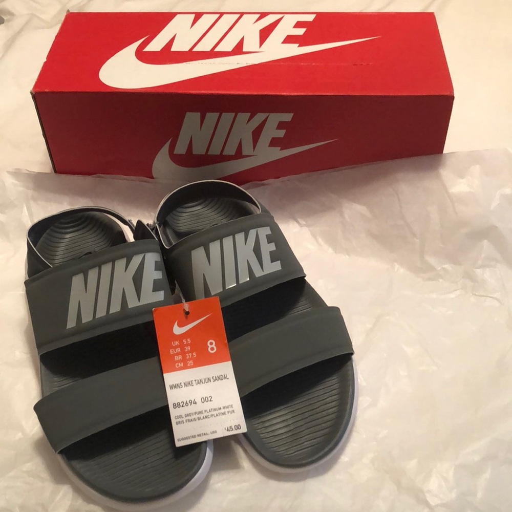 NIKE women’s sandals size 8 !NEW WITH TAGS!